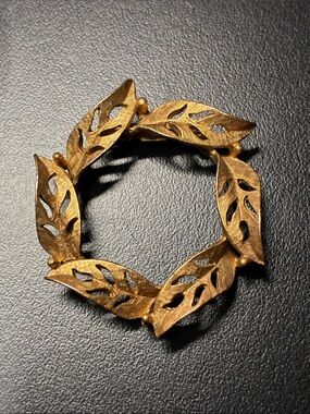 Vintage Gerri’s Gold Leaf wreath brooch